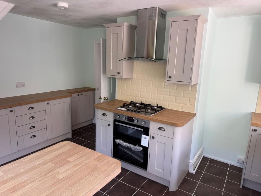 Lot: 88 - TWO-BEDROOM COTTAGE FOR IMPROVEMENT - The Kitchen